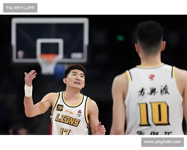 如何从数据角度深入分析布朗与孙铭徽在比赛中的表现与差异